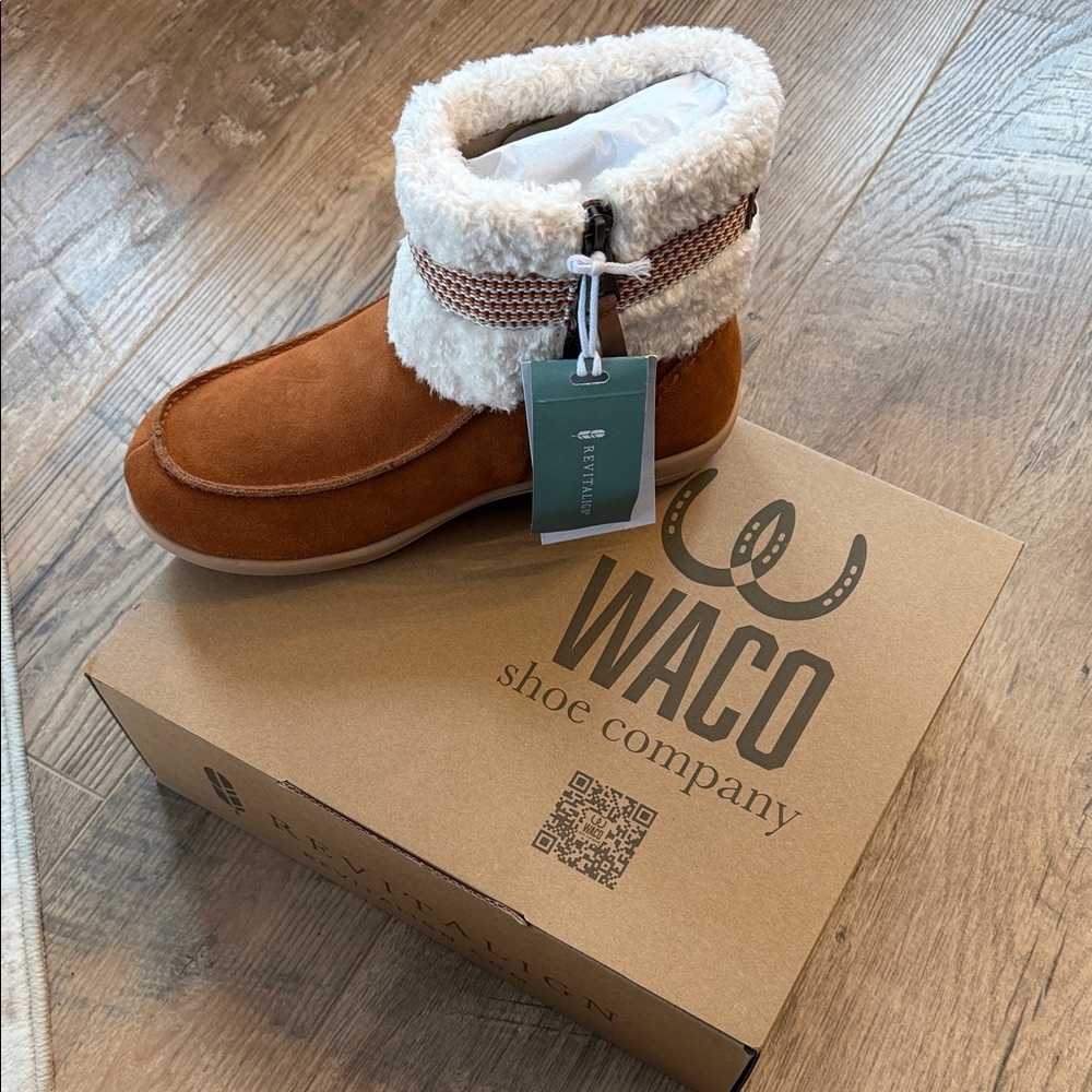 🆕 REVITALIGN Siesta Frosty Brown Winter Boots with White Accents